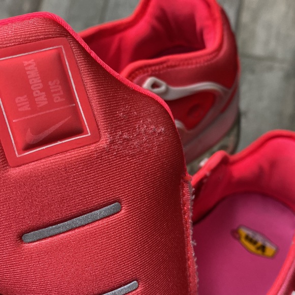 NIKE AIR VAPORMAX PLUS Platinum Tint/Flash Crimson/Pink Blast 10 - Picture 7 of 15